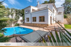 Mediterrane Villa mit Ferienvermietungslizenz in Portals Nous: Pool