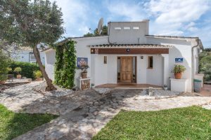 Mediterrane Villa mit Ferienvermietungslizenz in Portals Nous: Außenansicht – Eingang
