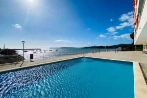 Saniertes Penthouse in erster Meereslinie in Portals Nous: Pool