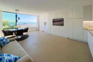 Saniertes Penthouse in erster Meereslinie in Portals Nous: Wohnzimmer – Meerblick