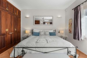 Mediterrane Villa mit Ferienvermietungslizenz in Portals Nous: Schlafzimmer