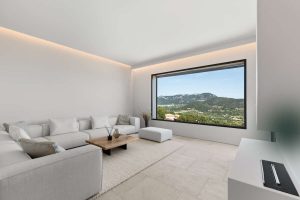 Neubau mit Dachterrasse und Hafenblick in Port Andratx: Wohnzimmer