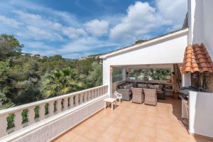 Mediterrane Villa mit Ferienvermietungslizenz in Portals Nous: Terrasse – Blick