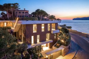 Luxusvilla mit Meerblick und Infinity-Pool in Santa Ponsa: Außenansicht am Abend