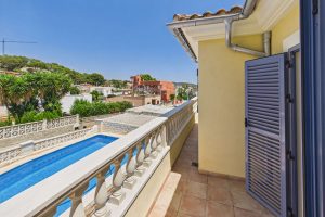 Saniertes Haus mit Pool in zentraler Lage von Paguera: Balkon – Blick