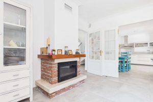 Saniertes Haus mit Pool in zentraler Lage von Paguera: Wohnzimmer – Kamin