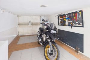 Saniertes Haus mit Pool in zentraler Lage von Paguera: Garage