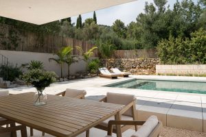 Neubauvilla mit Pool und Fernblick in Es Capdella: Terrasse – Essbereich